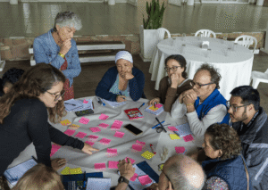 10 workshop participants discussing and preparing flipcharts